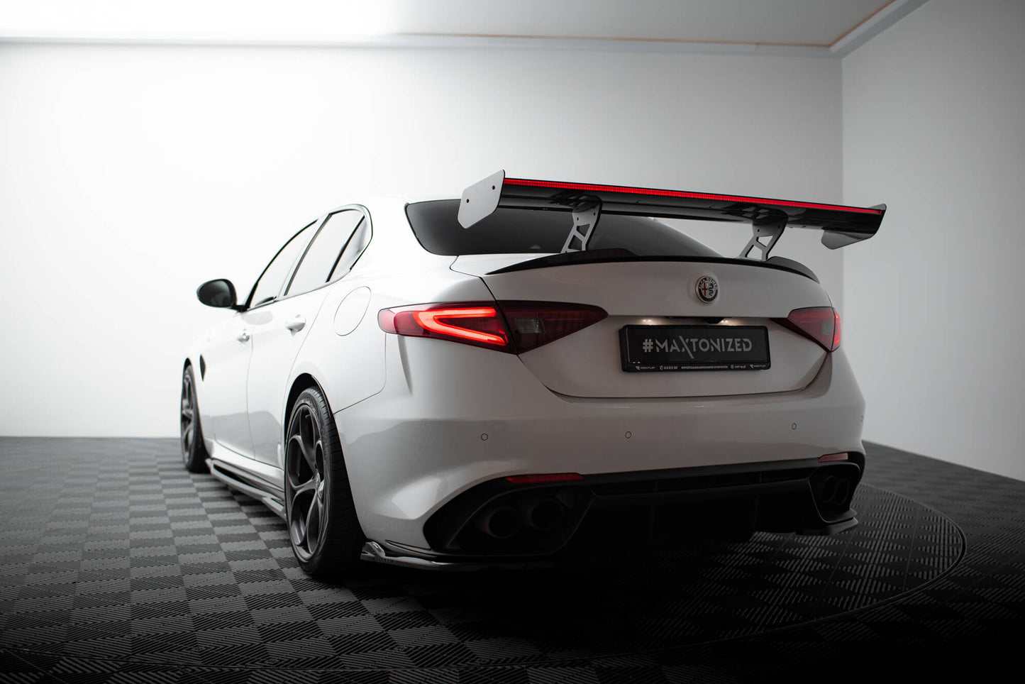 Spoiler kulfiber + LED Alfa Romeo Giulia Quadrifoglio