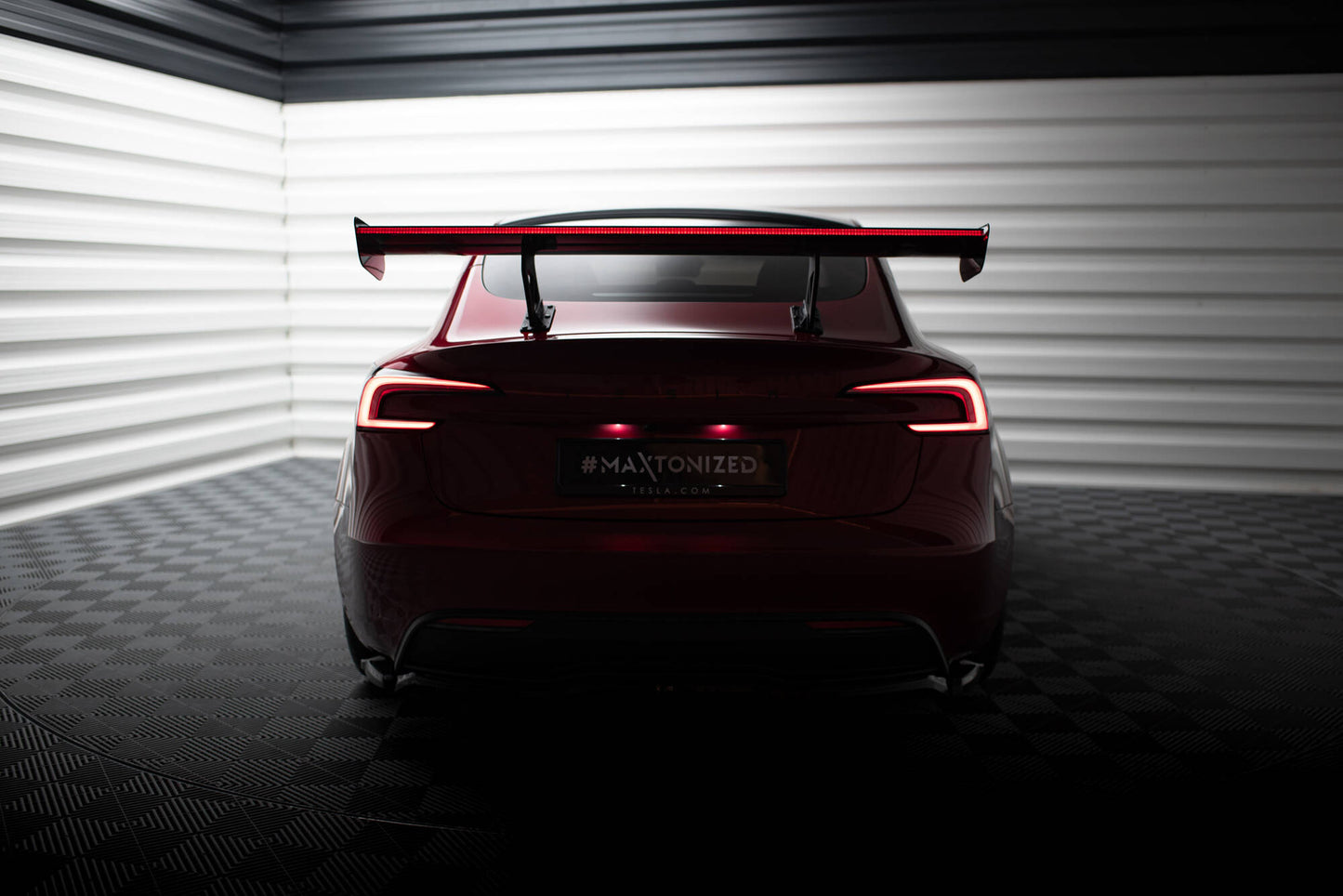 Spoiler kulfiber + LED Tesla Model 3