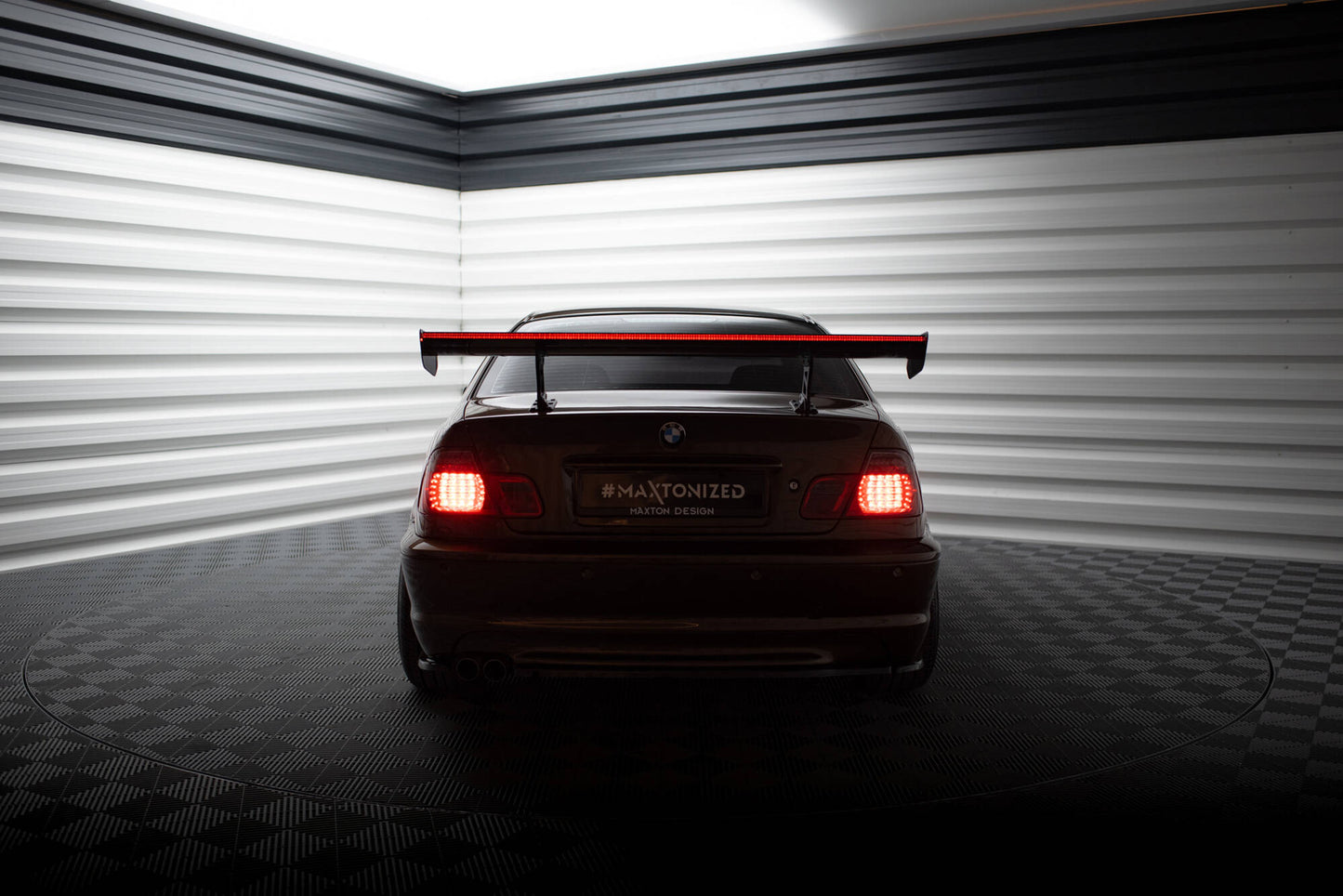Spoiler kulfiber med Internal Brackets Uprights + LED BMW 3 Coupe E46