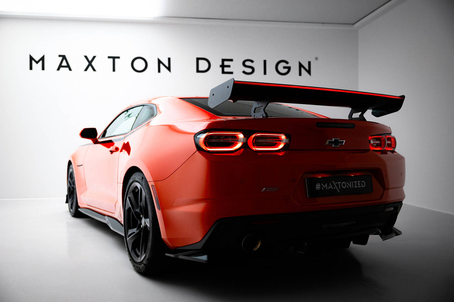 Spoiler kulfiber med Internal Brackets Uprights + LED Chevrolet Camaro SS Mk6 Facelift