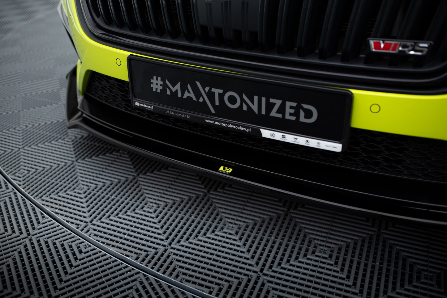 Forreste splitter V.2 + Flaps Skoda Octavia RS Mk4