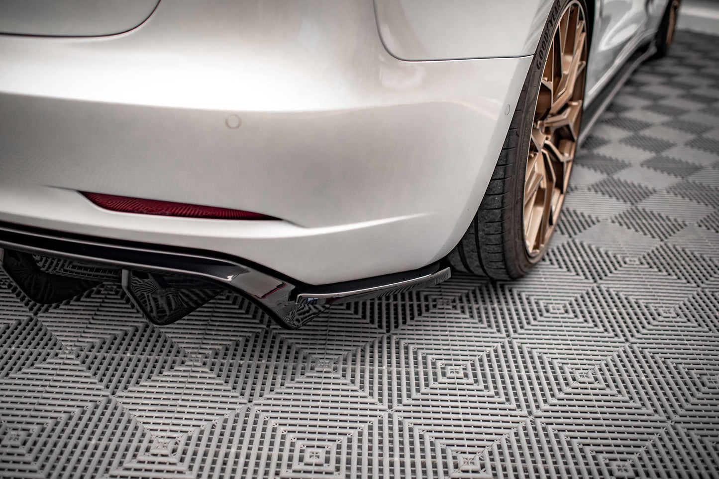 Bagerste sidesplitter V.2 Tesla Model 3