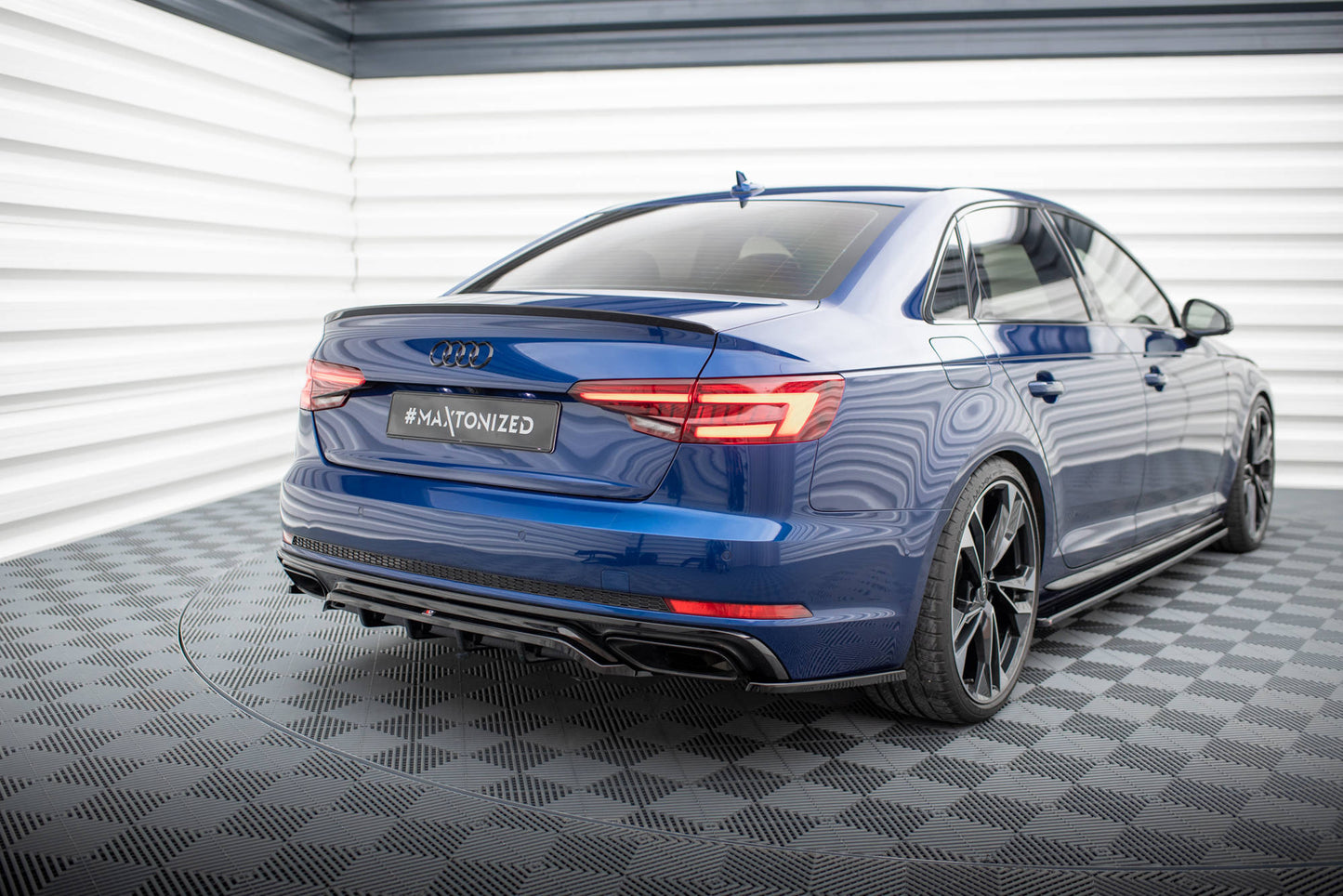 Bagerste splitter (med vertikale bars) Audi A4 Competition B9