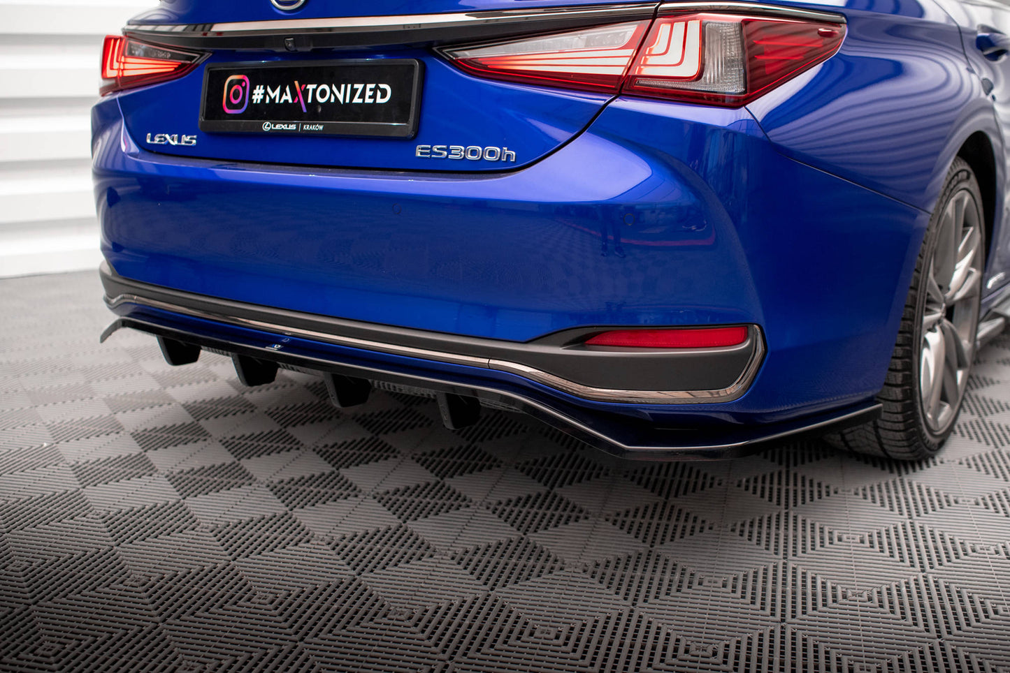 Bagerste splitter (med vertikale bars) Lexus ES F Sport Mk7