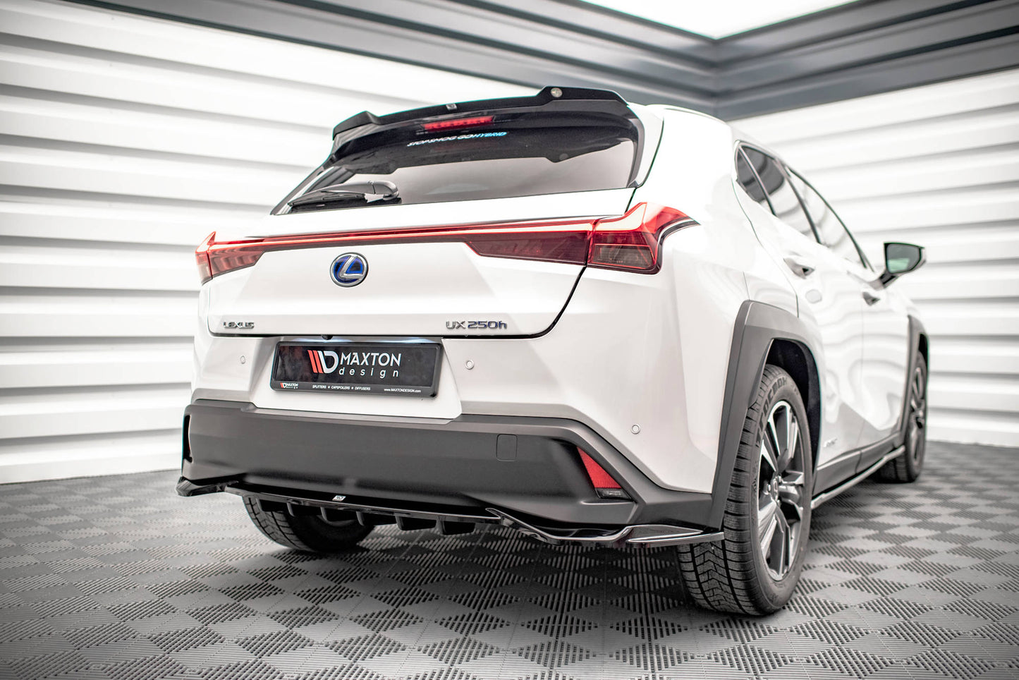 Bagerste splitter (med vertikale bars) Lexus UX Mk1