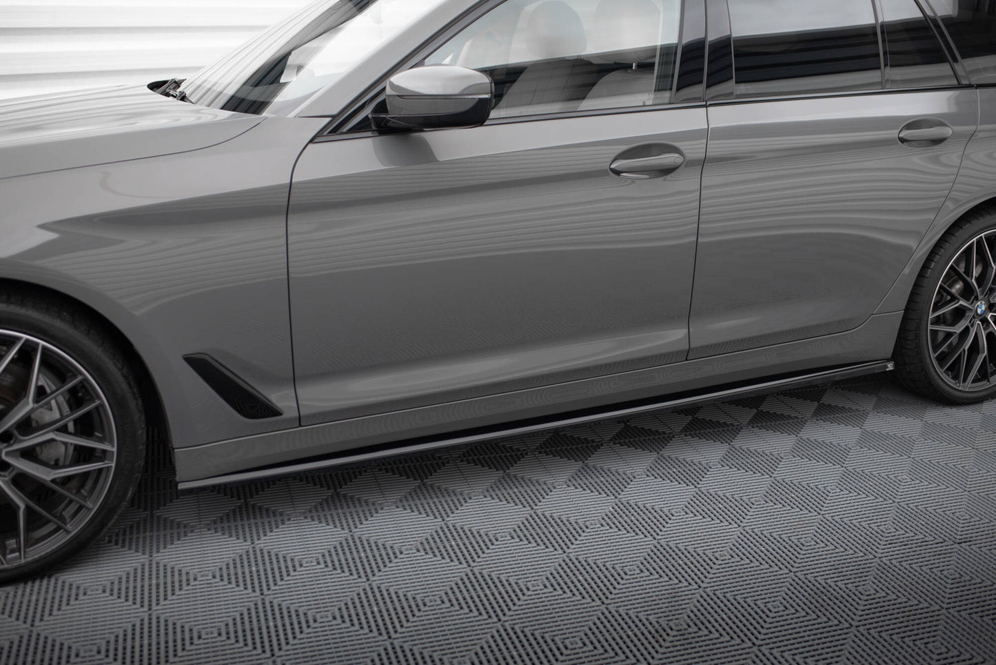 Sideskørter diffuser BMW 5 G30 / G31 Facelift