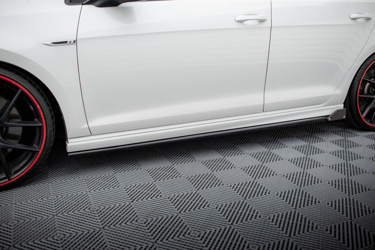 Sideskørter diffuser V.3 + Flaps Volkswagen Golf R / R-Line Mk7