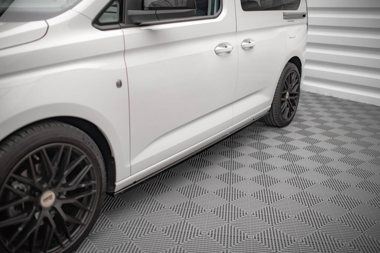 Sideskørter diffuser Volkswagen Caddy Mk5 / Ford Transit Connect Mk3