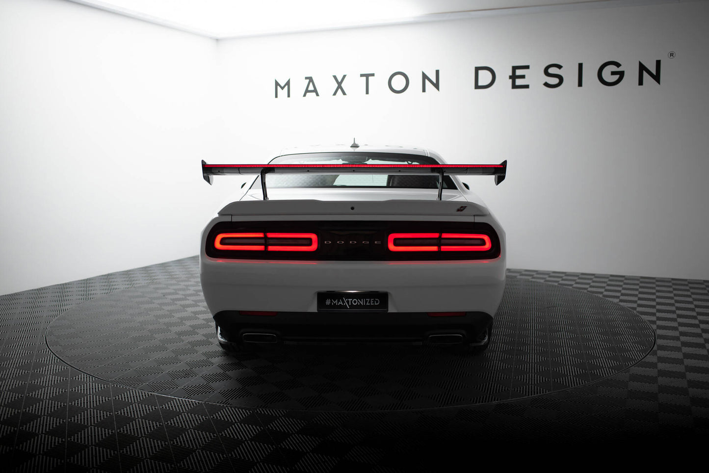 Spoiler kulfiber + LED Dodge Challenger Mk3