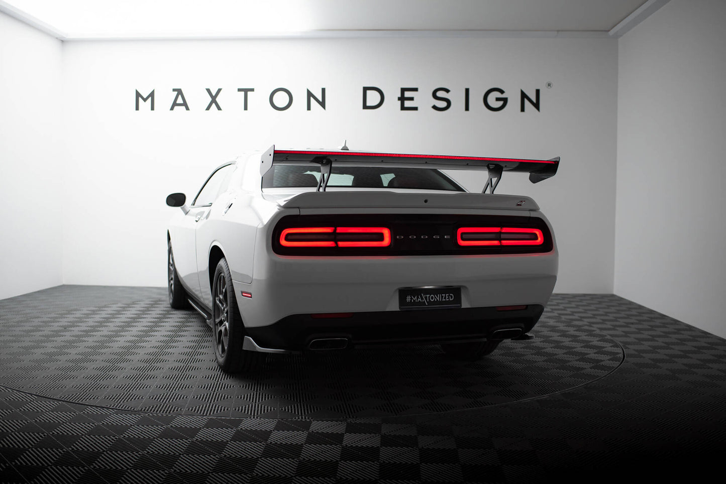 Spoiler kulfiber + LED Dodge Challenger Mk3