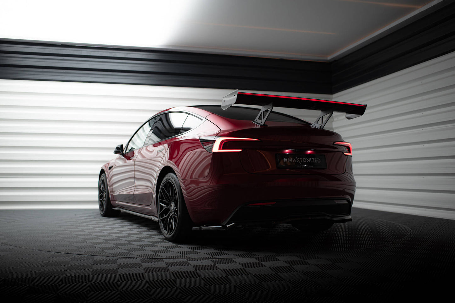 Spoiler kulfiber + LED Tesla Model 3