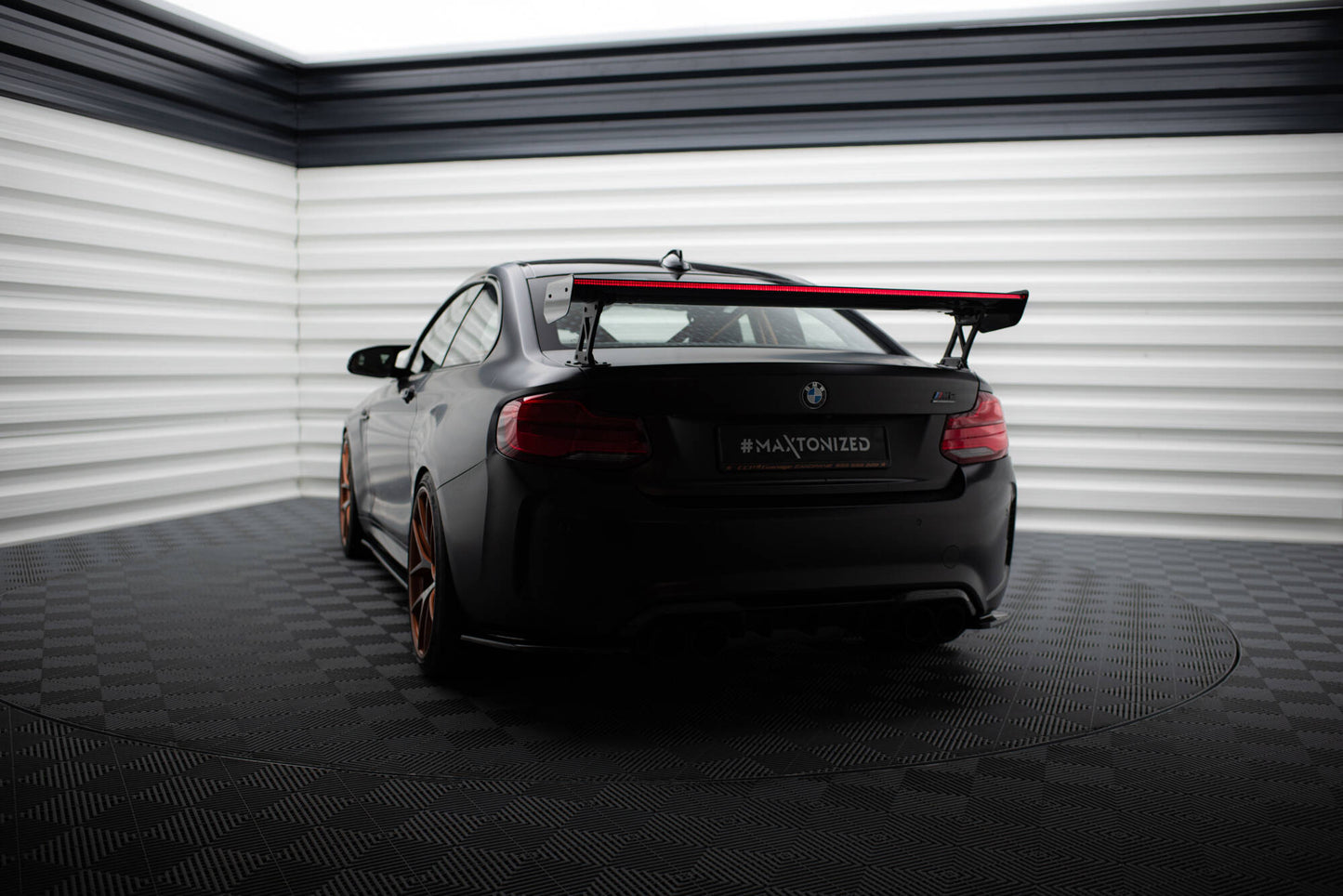 Spoiler kulfiber med Udvendige beslag Stående + LED BMW M2 F87 / 2 / 2 M-Pack F22