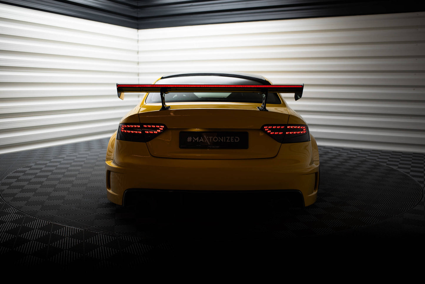 Spoiler kulfiber med Internal Brackets Uprights + LED Audi A5 Coupe 8T