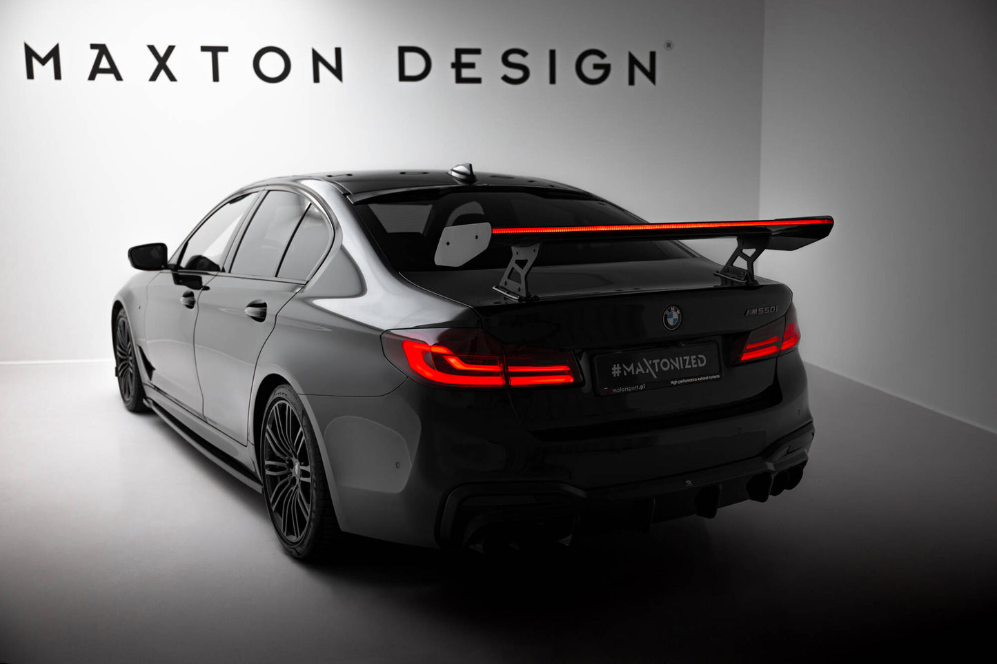 Spoiler kulfiber med Internal Brackets Uprights + LED BMW 5 / M5 Sedan G30 / F90