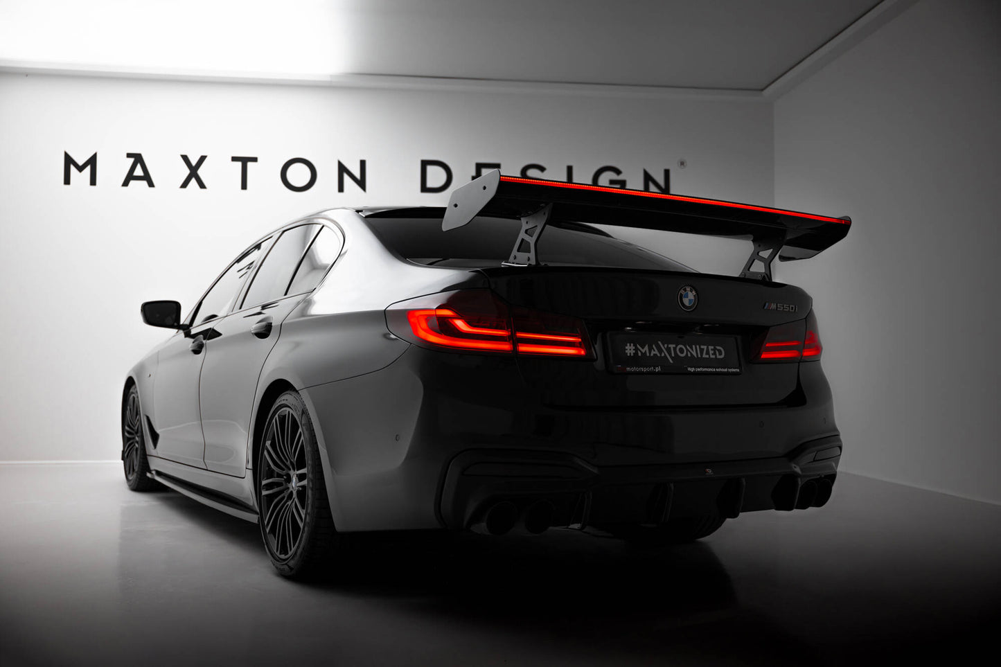 Spoiler kulfiber med Internal Brackets Uprights + LED BMW 5 / M5 Sedan G30 / F90