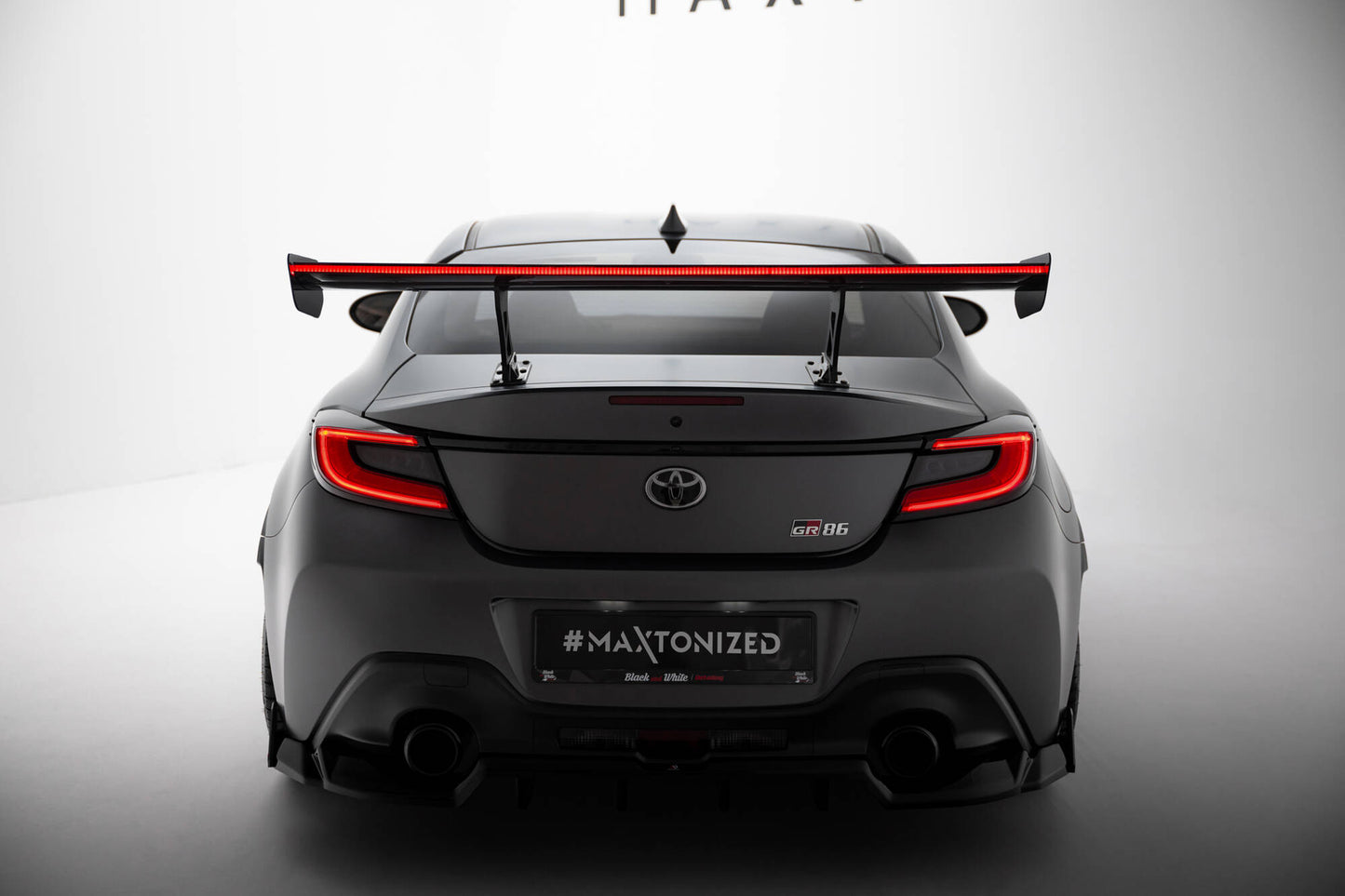Spoiler kulfiber med Internal Brackets Uprights + LED Toyota GR86 / Subaru BRZ Mk2