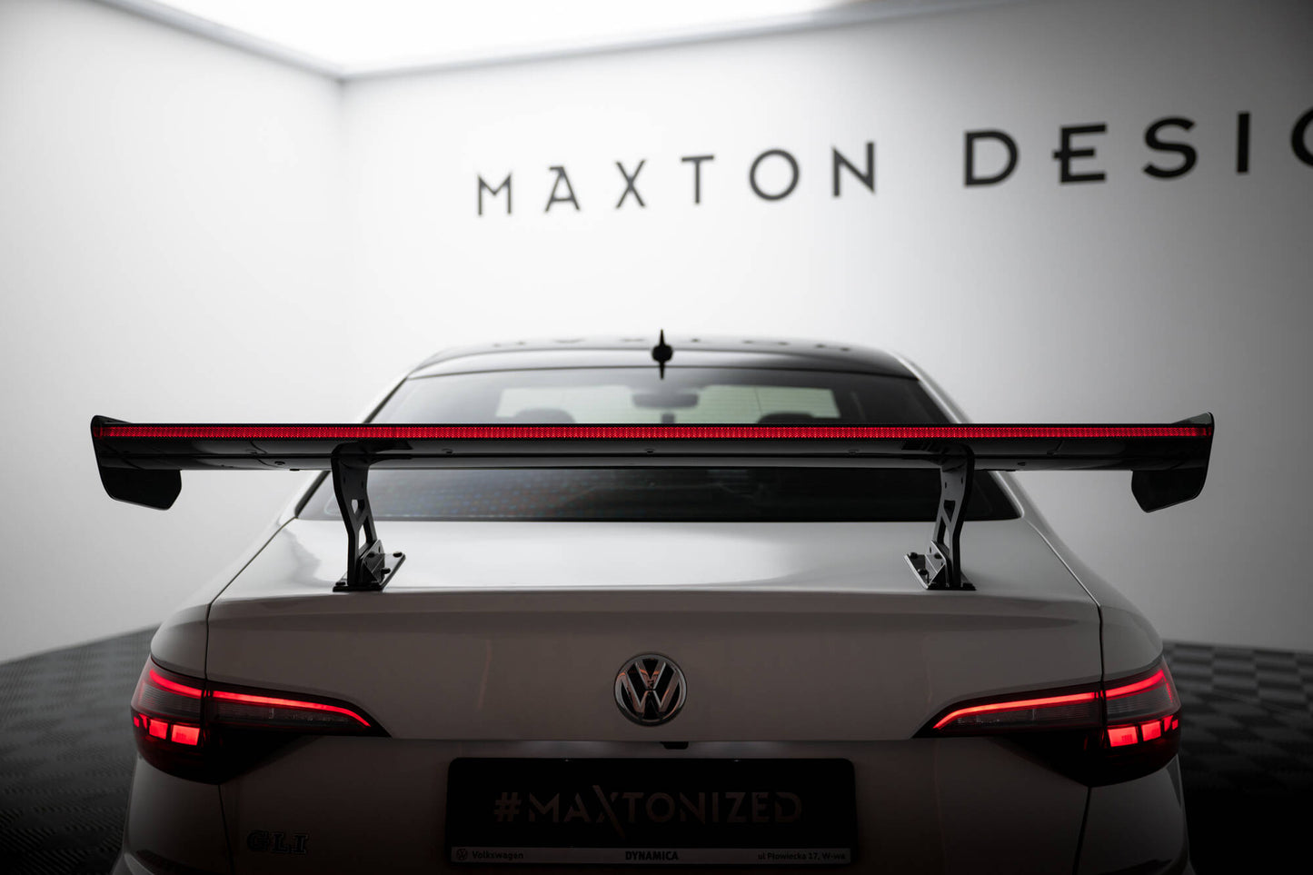 Spoiler kulfiber med Internal Brackets Uprights + LED Volkswagen Jetta GLI Mk7