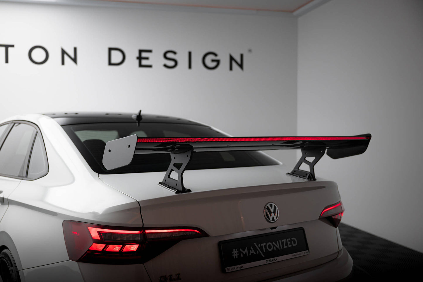 Spoiler kulfiber med Internal Brackets Uprights + LED Volkswagen Jetta GLI Mk7