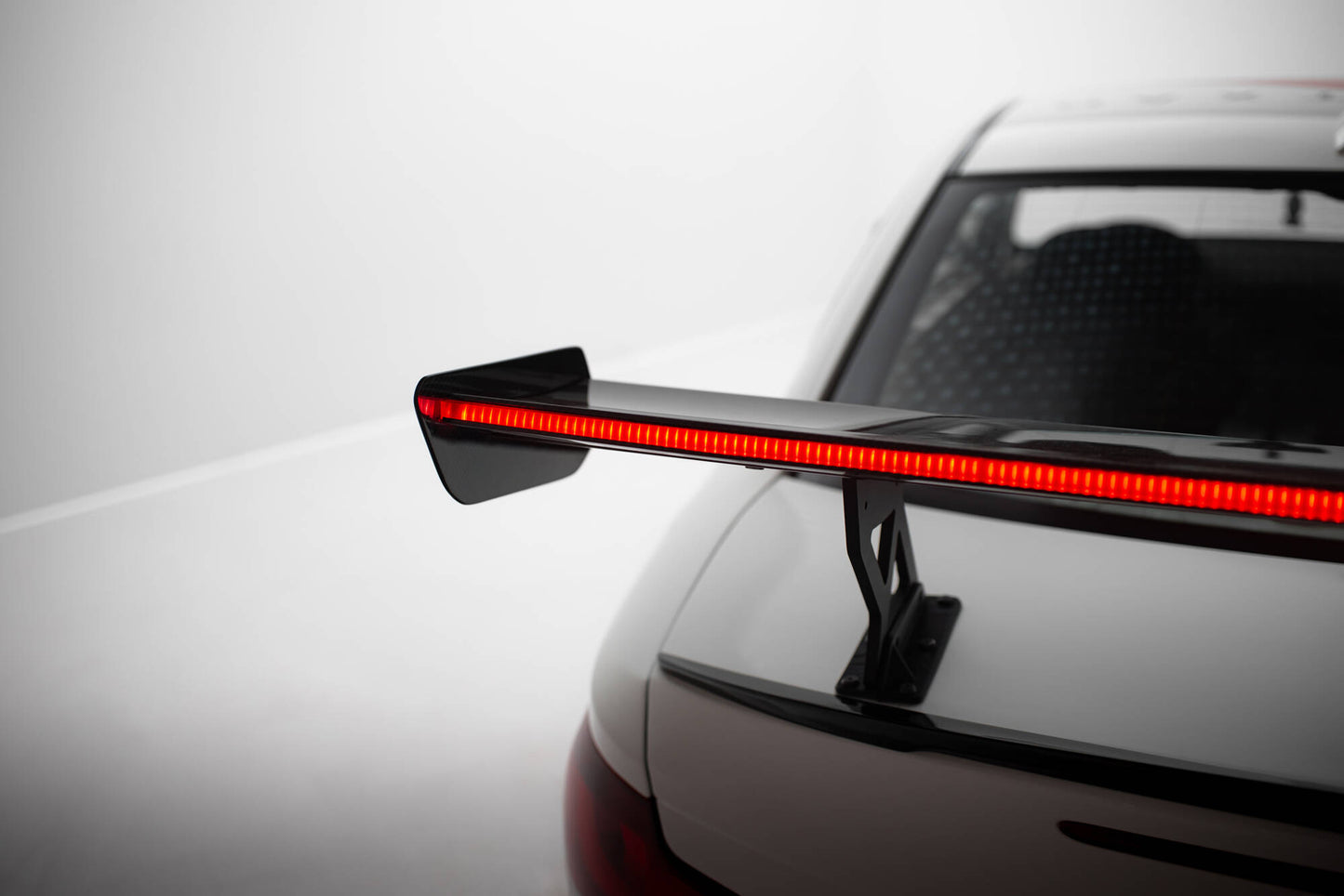 Spoiler kulfiber med Internal Brackets Uprights V.1 + LED BMW 1 M E82
