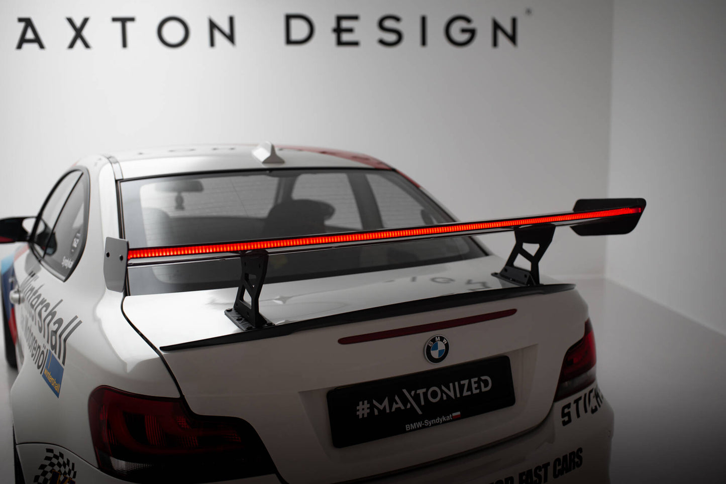 Spoiler kulfiber med Internal Brackets Uprights V.2 + LED BMW 1 M E82