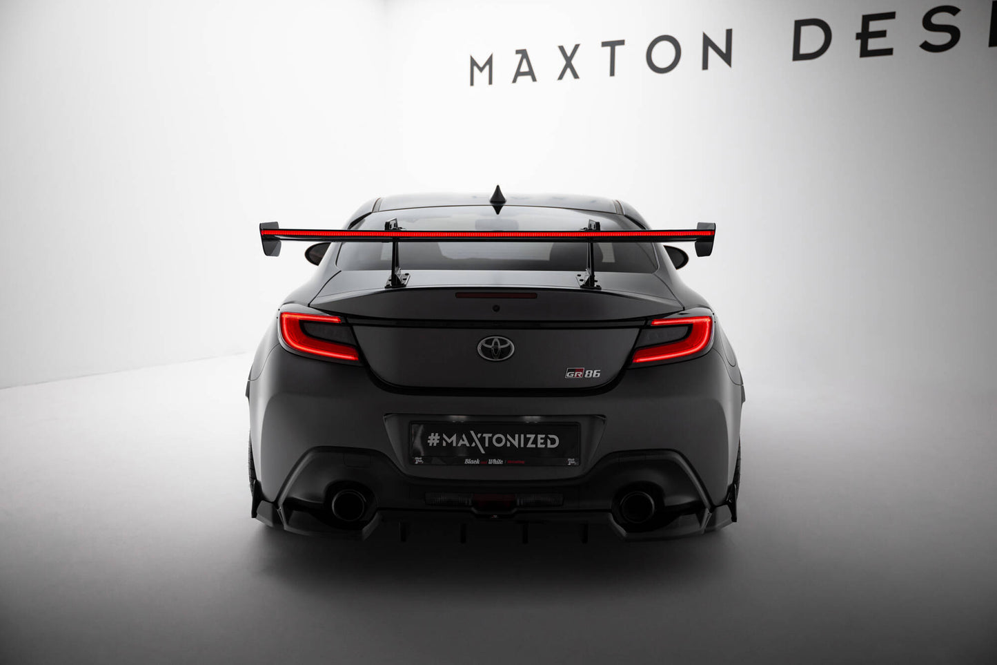 Spoiler kulfiber med Øverste Swan Mounting + LED Toyota GR86 / Subaru BRZ Mk2