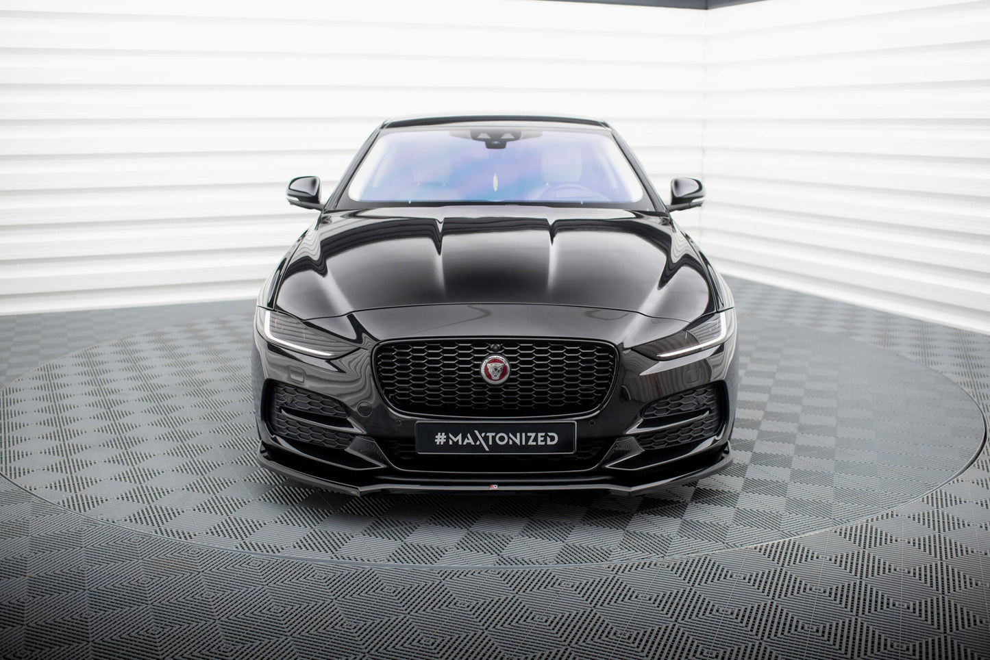 Forreste splitter V.1 Jaguar XE X760 Facelift