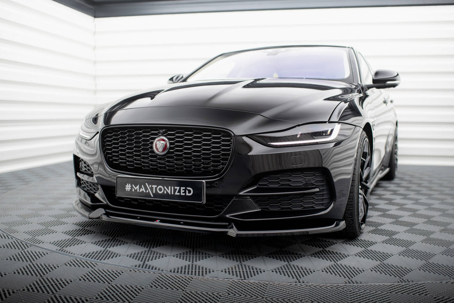 Forreste splitter V.2 Jaguar XE X760 Facelift