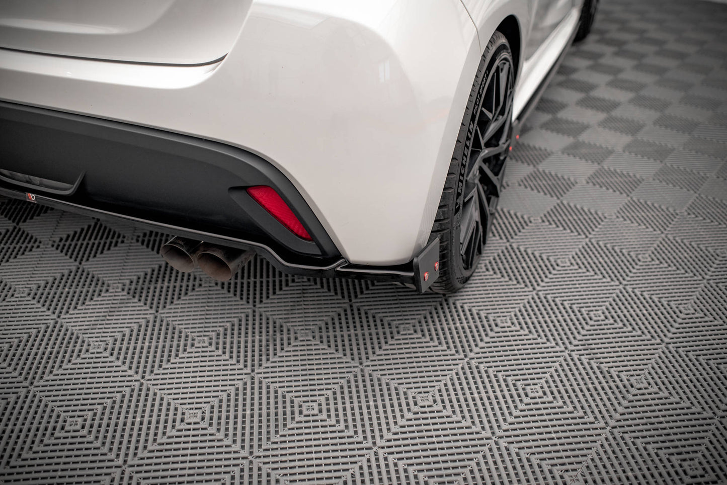 Bagerste splitter V.1 + Flaps Toyota Yaris Mk4