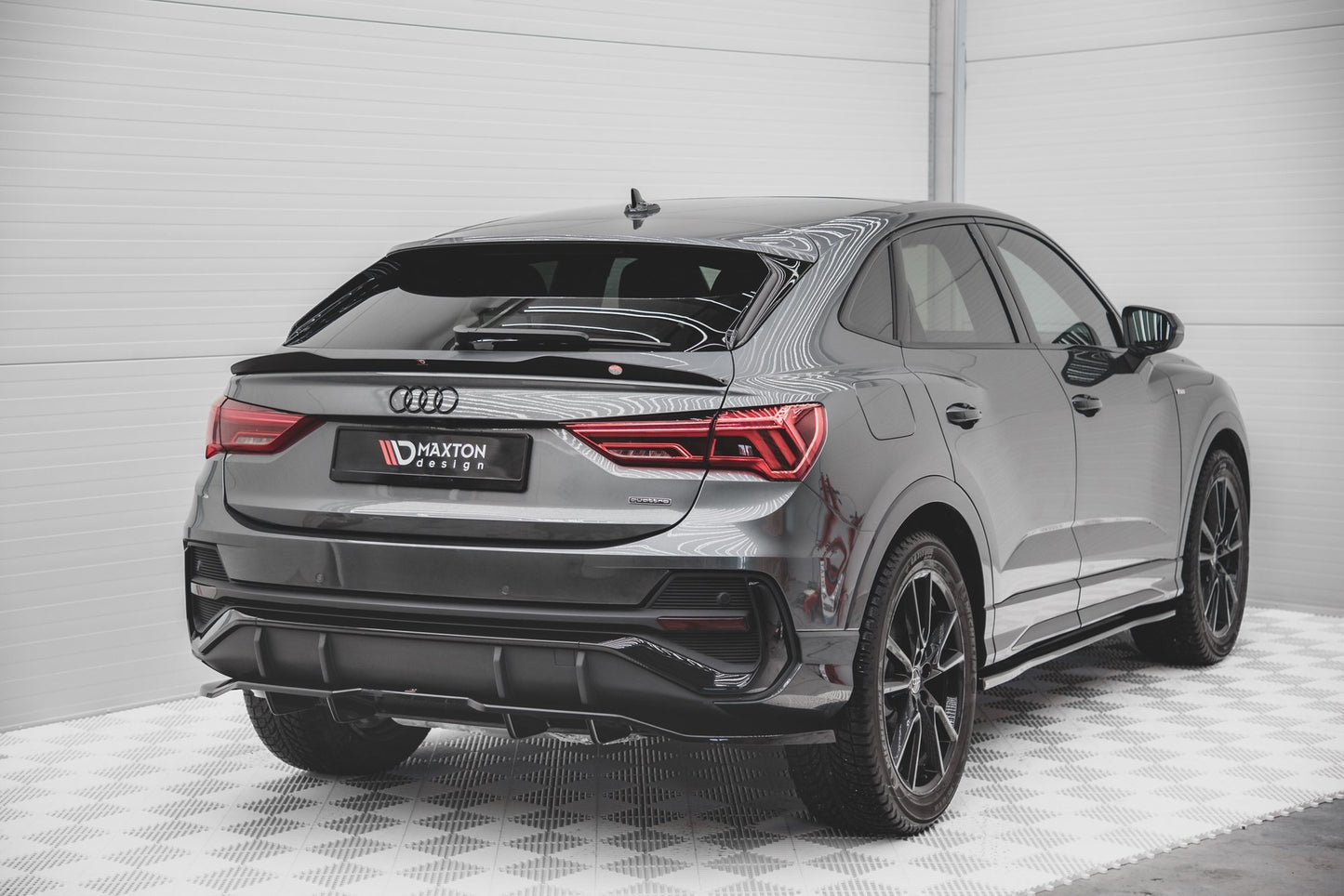 Bagerste splitter (med vertikale bars) Audi Q3 Sportback S-Line