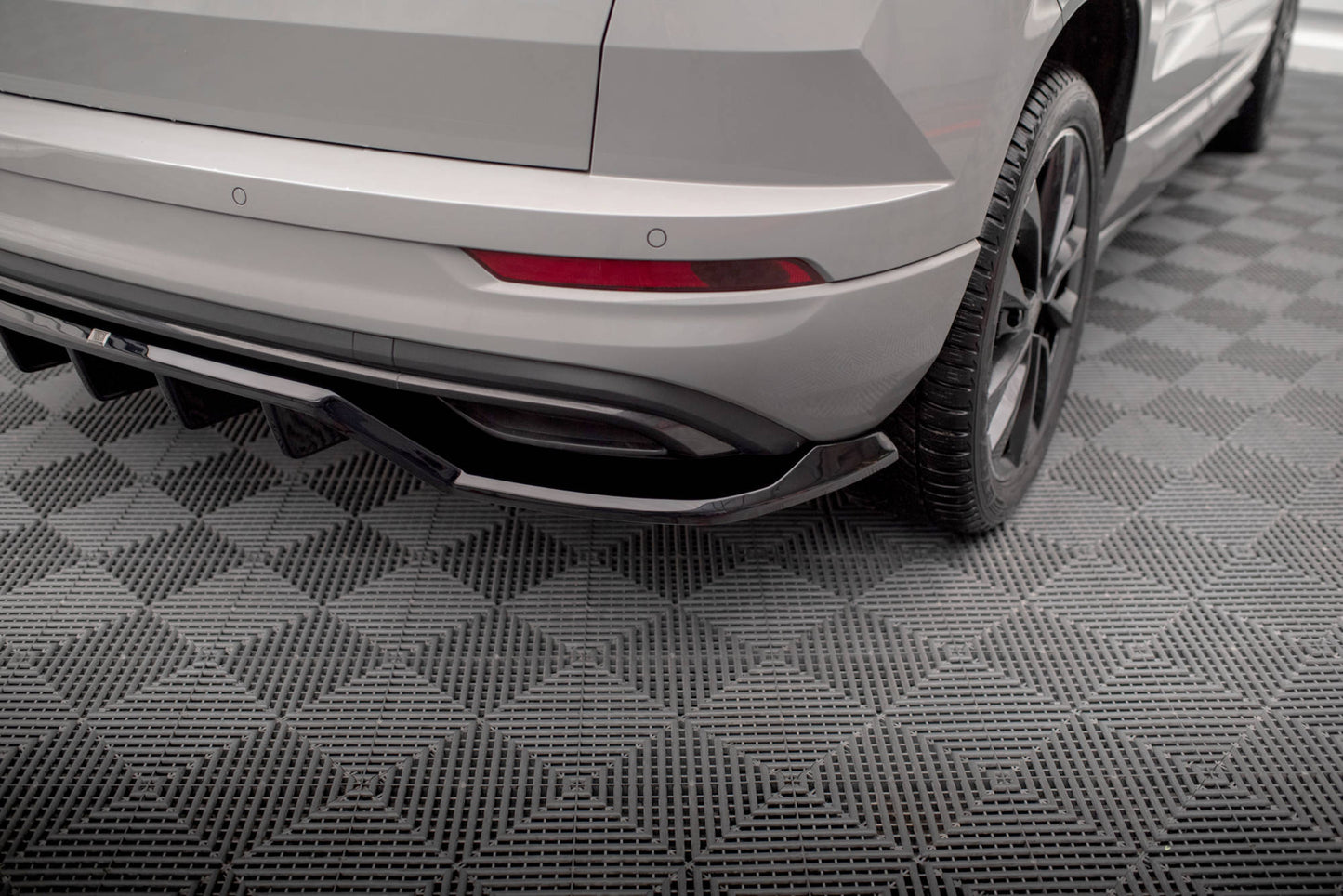 Bagerste splitter (med vertikale bars) Skoda Karoq Sportline Mk1 Facelift