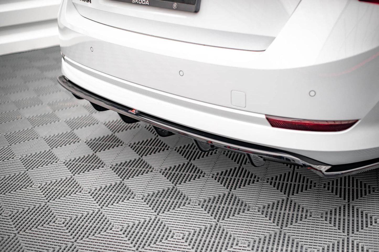 Bagerste splitter (med vertikale bars) Skoda Octavia Mk4