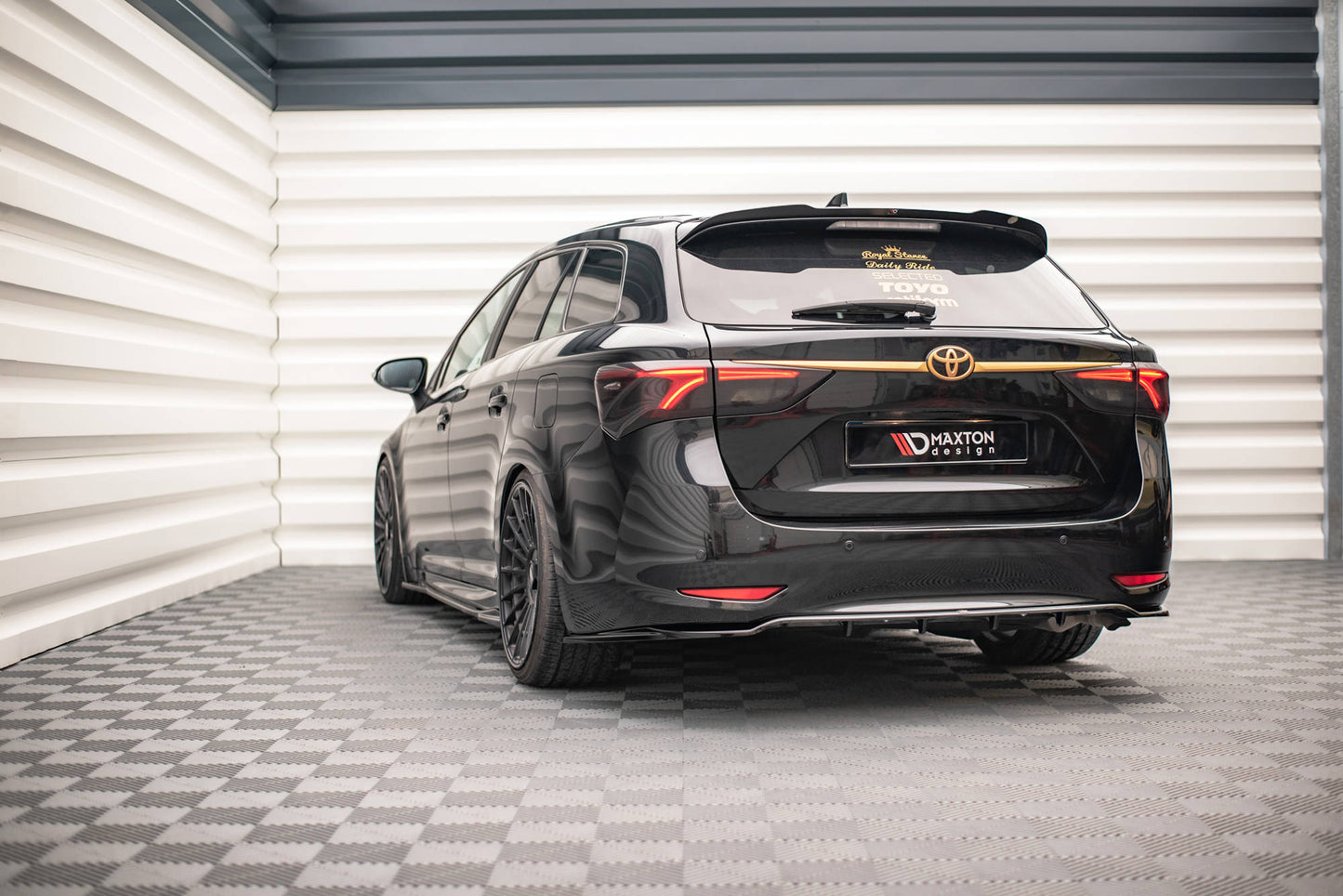 Bagerste splitter (med vertikale bars) Toyota Avensis Wagon Mk3 Facelift