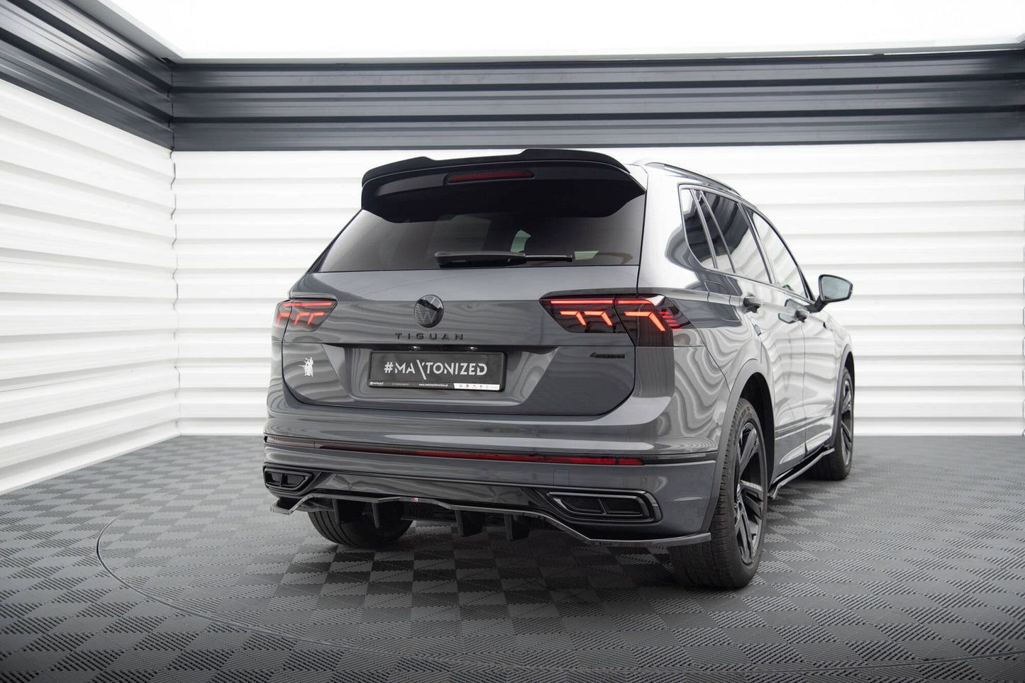 Bagerste splitter (med vertikale bars) Volkswagen Tiguan R-Line Mk2 Facelift