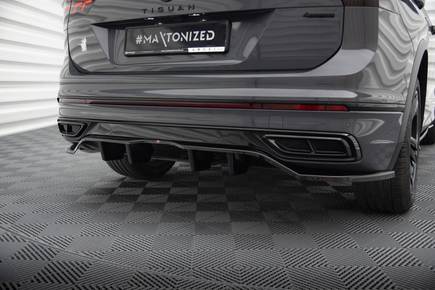 Bagerste splitter (med vertikale bars) Volkswagen Tiguan R-Line Mk2 Facelift