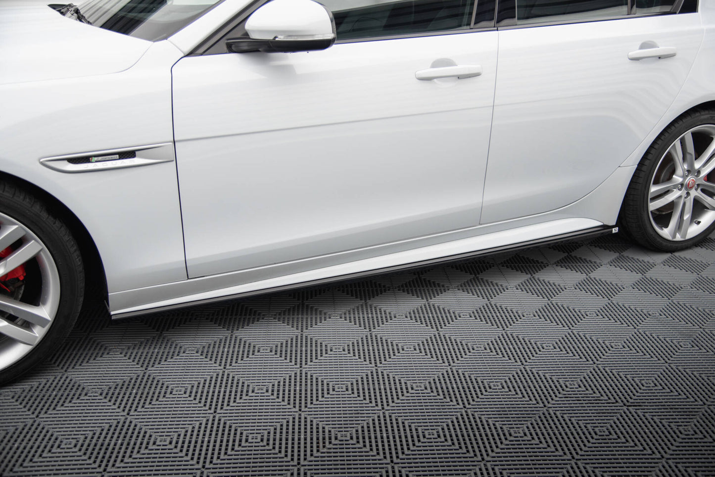 Sideskørter diffuser Jaguar XE R-Sport X760