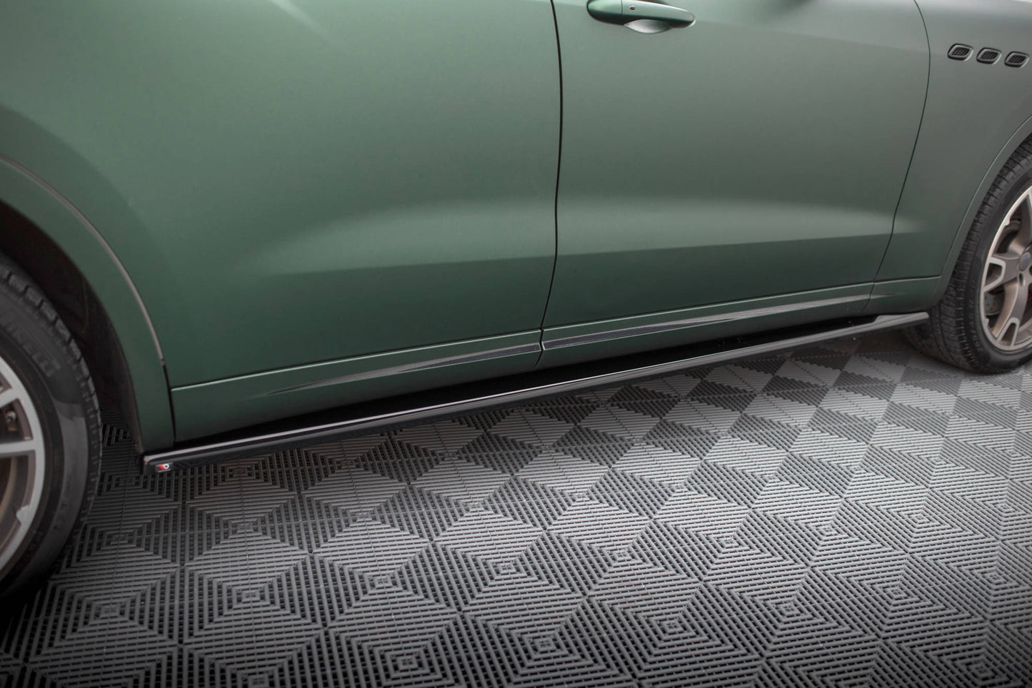 Sideskørter diffuser Maserati Levante Mk1