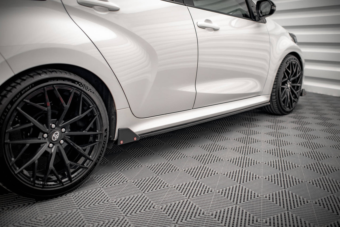 Sideskørter diffuser V.1 + Flaps Toyota Yaris Mk4