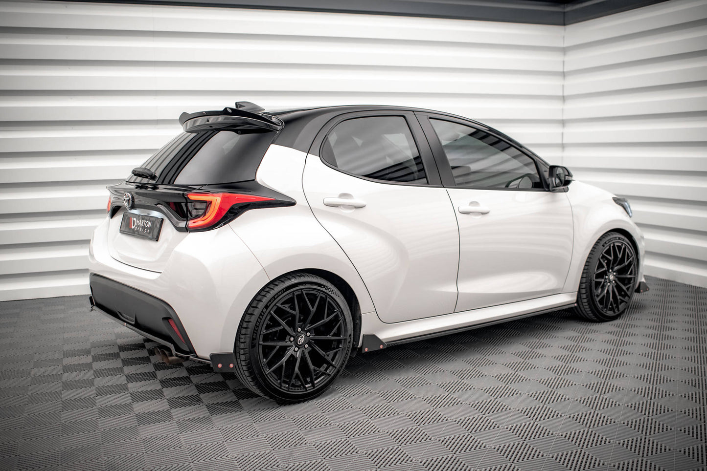 Sideskørter diffuser V.1 + Flaps Toyota Yaris Mk4