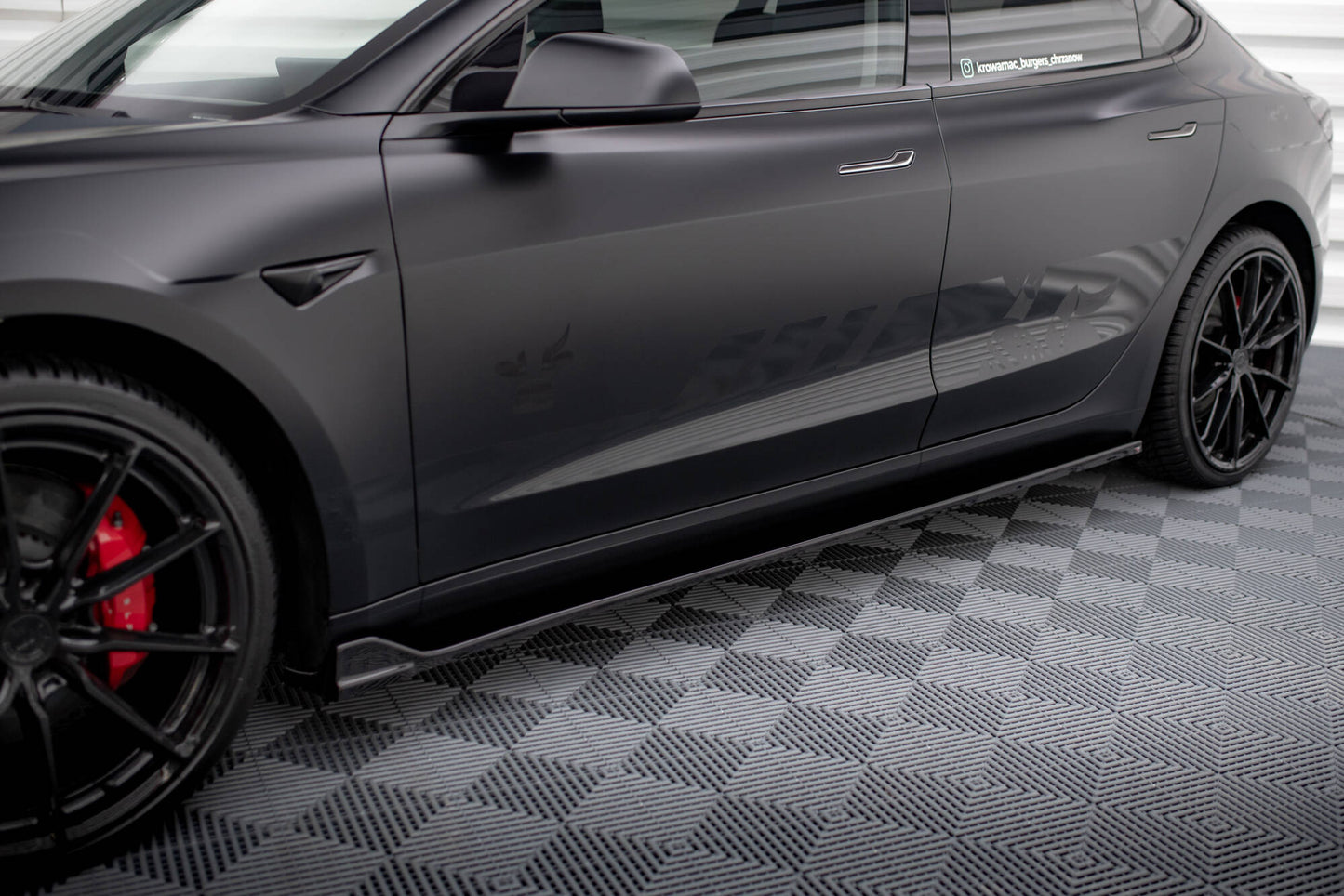 Sideskørter diffuser V.3 Tesla Model 3 Mk1 / Mk1 Facelift