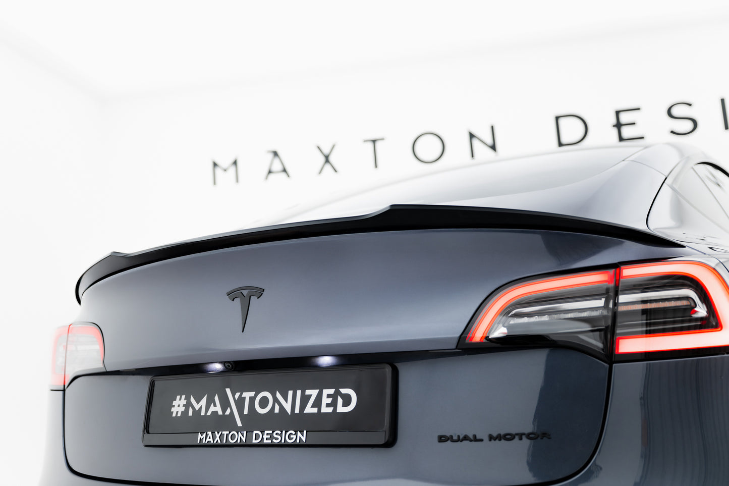 Spoiler cap Tesla Model 3